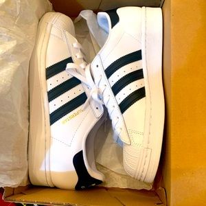 8.5 Adidas Superstars